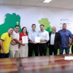 Prefeito de Betim recebe entrega simbólica de projeto da Reforma Administrativa, aprovado por unanimidade pela Câmara