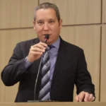 Tiago Santana renuncia a candidatura para deputado após ser eleito presidente da Câmara